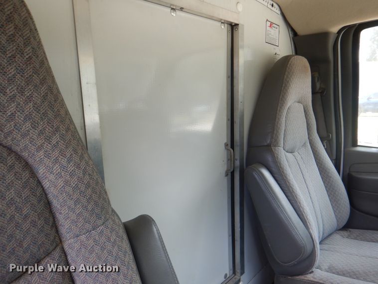 image for item DH7266 2005 Chevrolet Express 3500  box truck