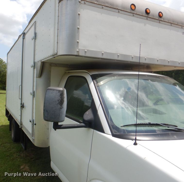 image for item DH7266 2005 Chevrolet Express 3500  box truck