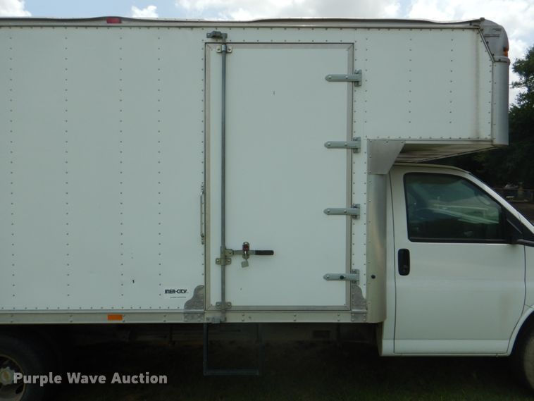 image for item DH7266 2005 Chevrolet Express 3500  box truck