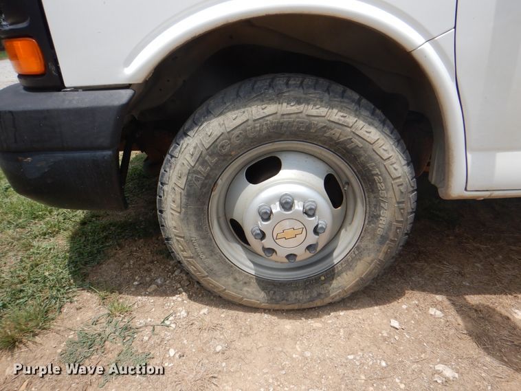 image for item DH7266 2005 Chevrolet Express 3500  box truck