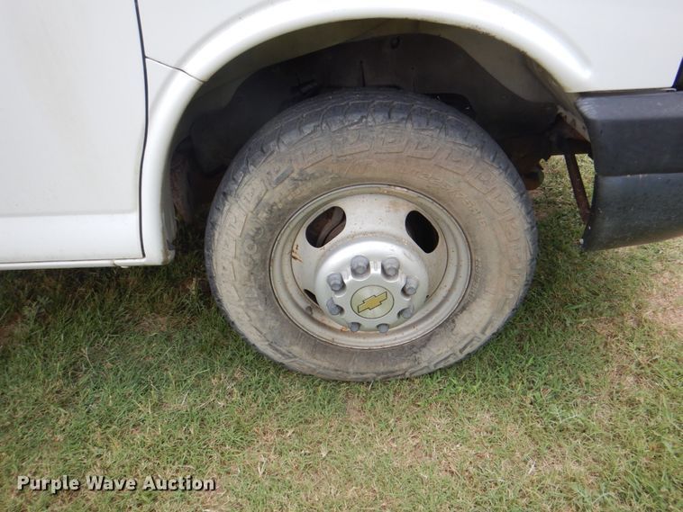 image for item DH7266 2005 Chevrolet Express 3500  box truck