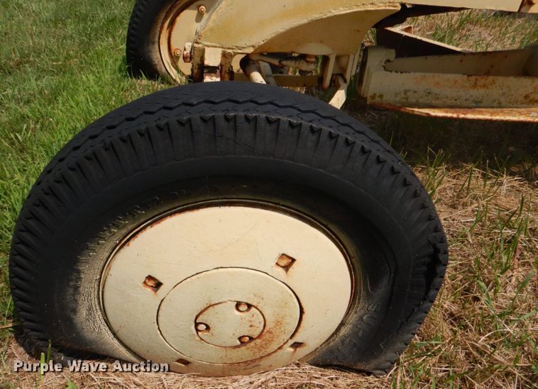 image for item DL0529 Allis Chalmers  rigid frame motor grader