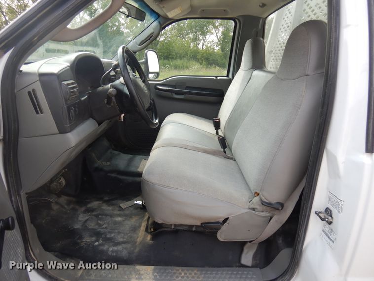 image for item IL9928 2007 Ford F450 Super Duty  flatbed truck