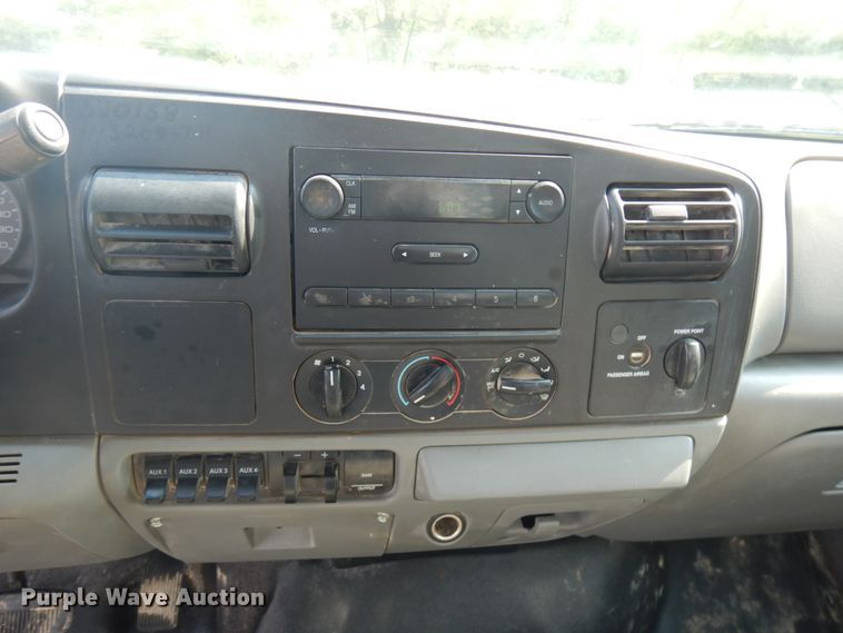 image for item IL9928 2007 Ford F450 Super Duty  flatbed truck