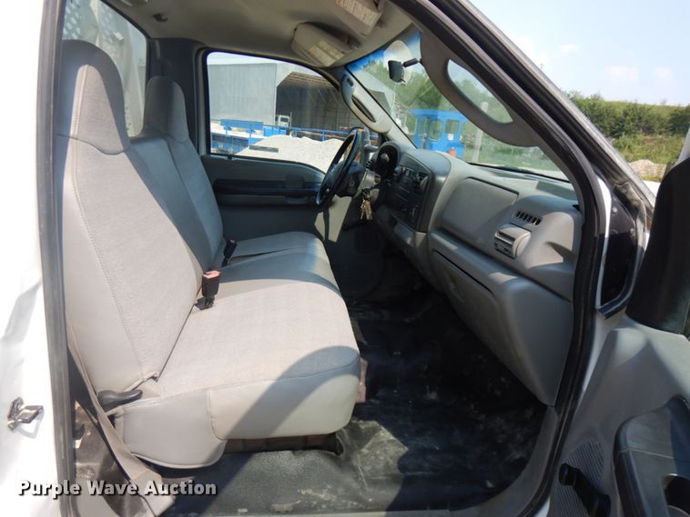 image for item IL9928 2007 Ford F450 Super Duty  flatbed truck