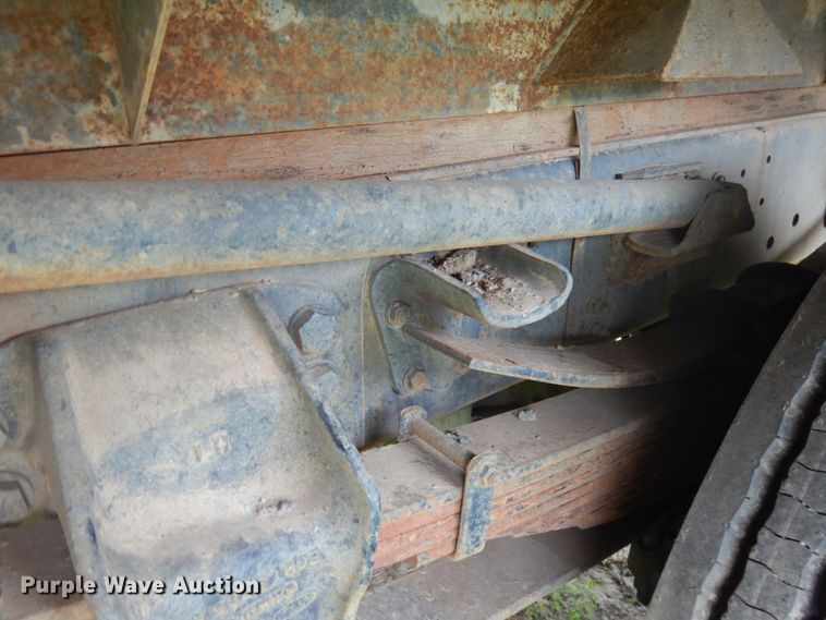 image for item IL9929 1991 Ford F700  dump truck