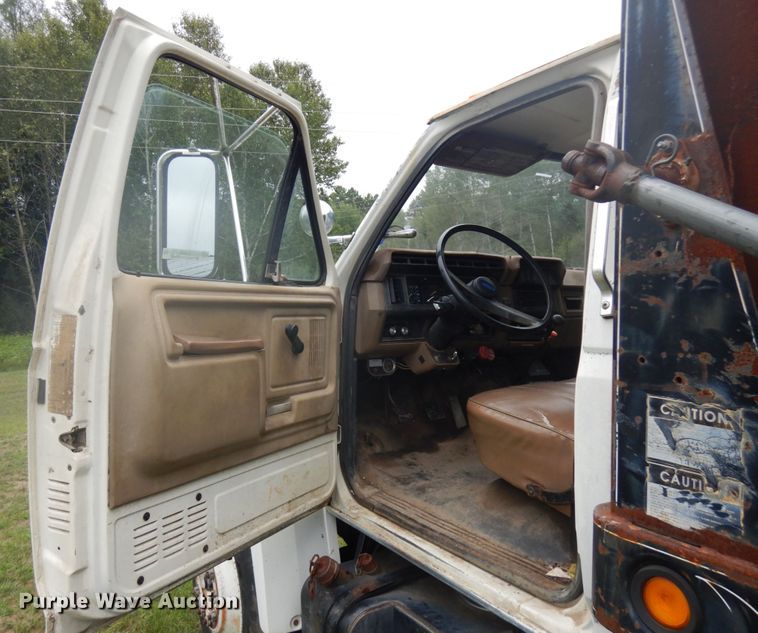 image for item IL9929 1991 Ford F700  dump truck