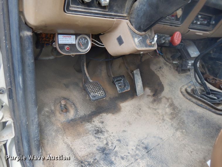 image for item IL9929 1991 Ford F700  dump truck