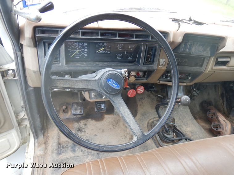 image for item IL9929 1991 Ford F700  dump truck