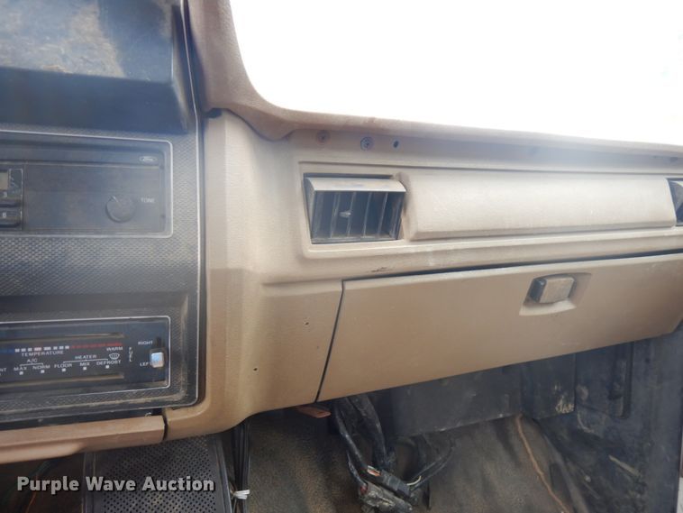 image for item IL9929 1991 Ford F700  dump truck