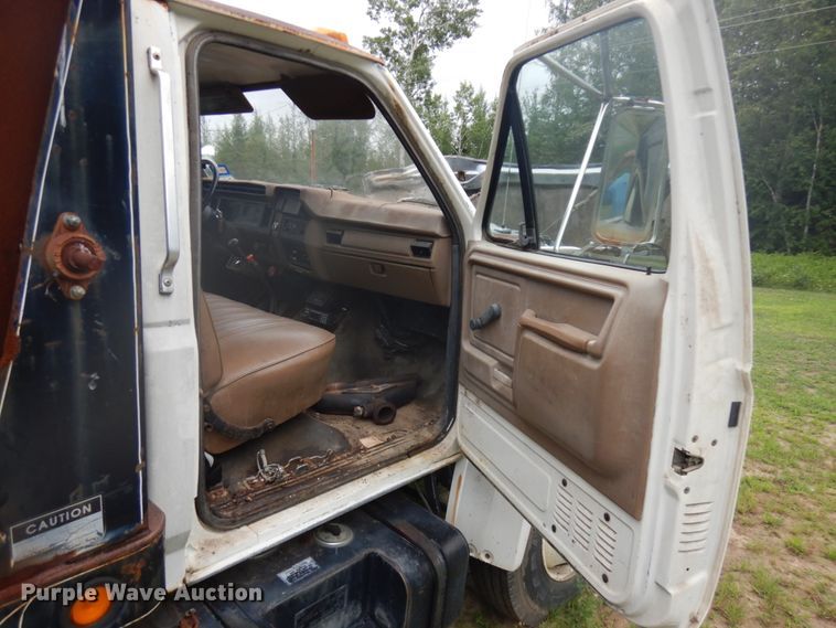 image for item IL9929 1991 Ford F700  dump truck