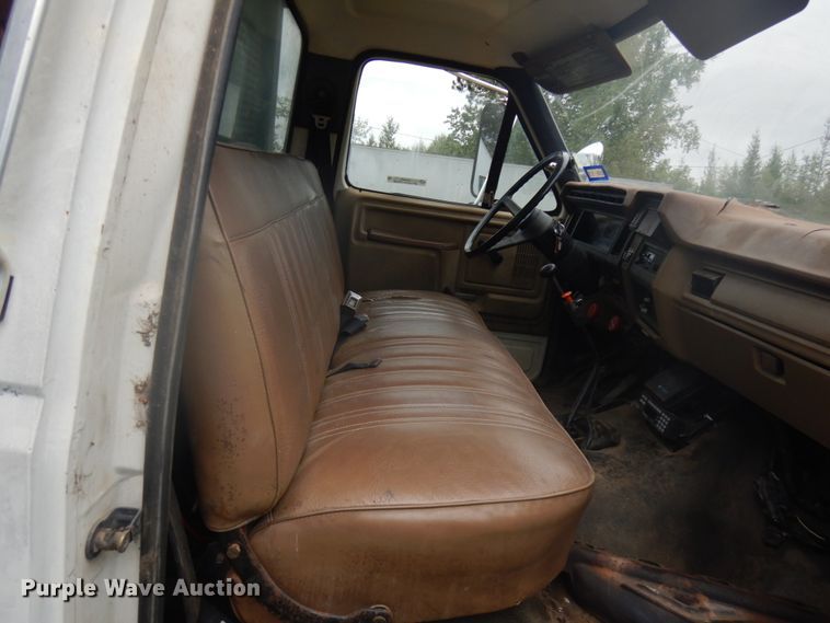 image for item IL9929 1991 Ford F700  dump truck