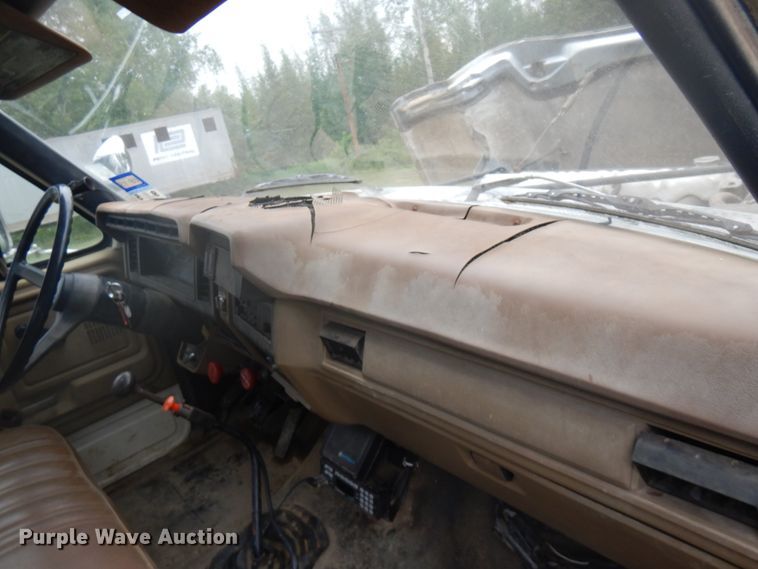 image for item IL9929 1991 Ford F700  dump truck