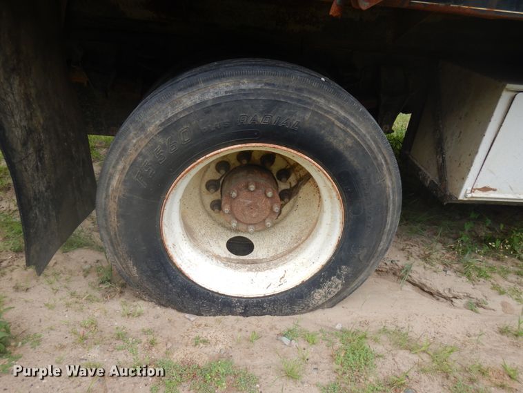 image for item IL9929 1991 Ford F700  dump truck