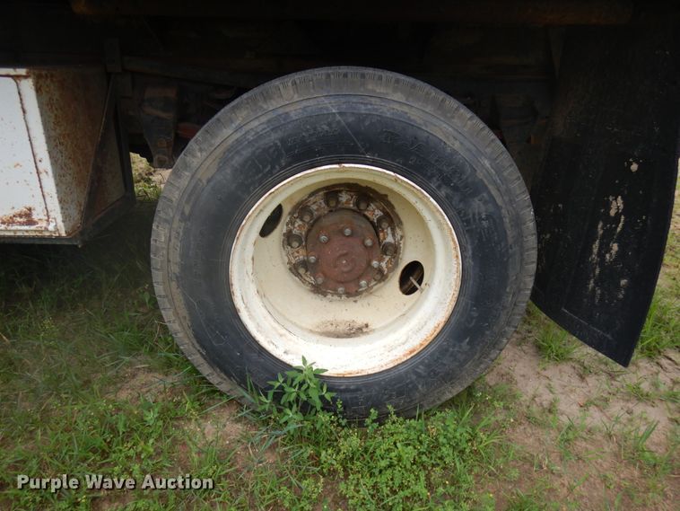 image for item IL9929 1991 Ford F700  dump truck