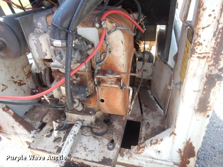 image for item IN9502 1981 Bobcat 310  skid steer loader