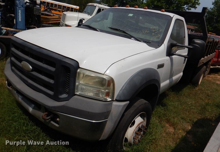 image for item IR9022 2006 Ford F550 Super Duty XL  flatbed truck
