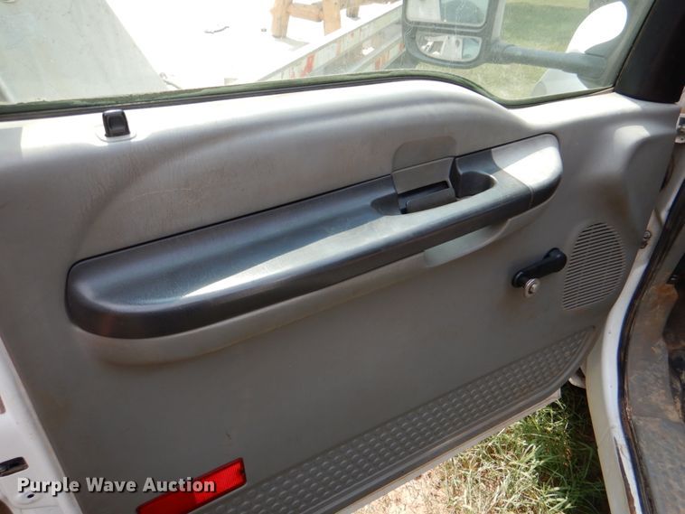 image for item IR9022 2006 Ford F550 Super Duty XL  flatbed truck