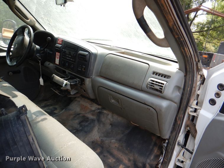 image for item IR9022 2006 Ford F550 Super Duty XL  flatbed truck