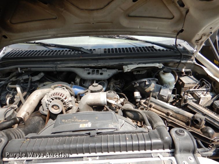 image for item IR9022 2006 Ford F550 Super Duty XL  flatbed truck