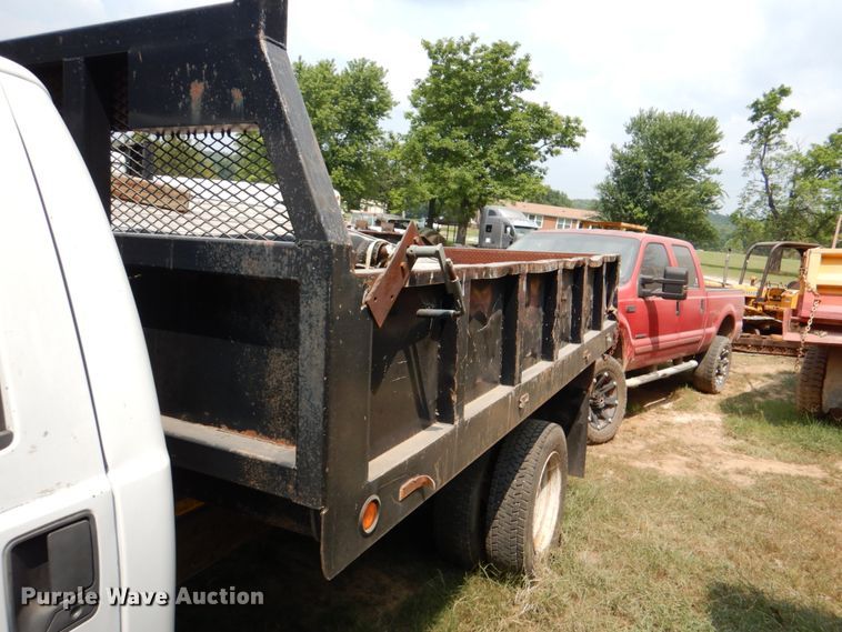 image for item IR9022 2006 Ford F550 Super Duty XL  flatbed truck