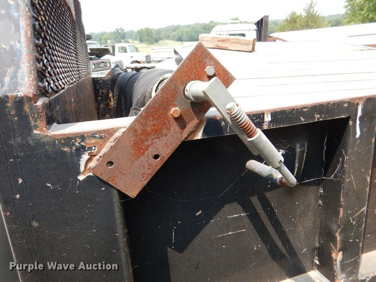 image for item IR9022 2006 Ford F550 Super Duty XL  flatbed truck