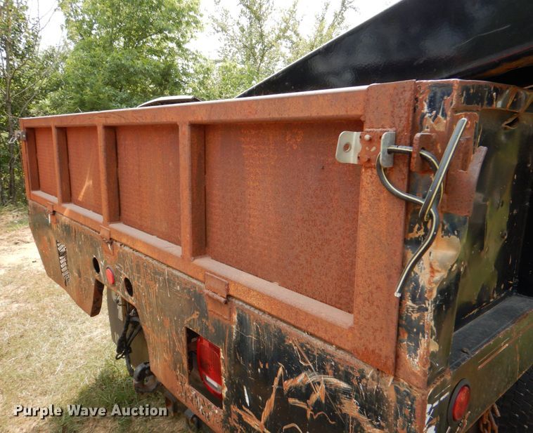 image for item IR9022 2006 Ford F550 Super Duty XL  flatbed truck