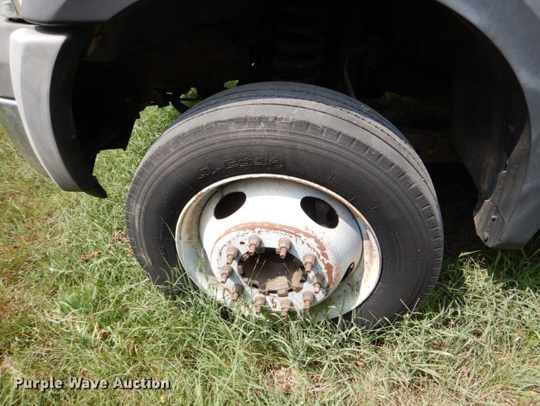 image for item IR9022 2006 Ford F550 Super Duty XL  flatbed truck