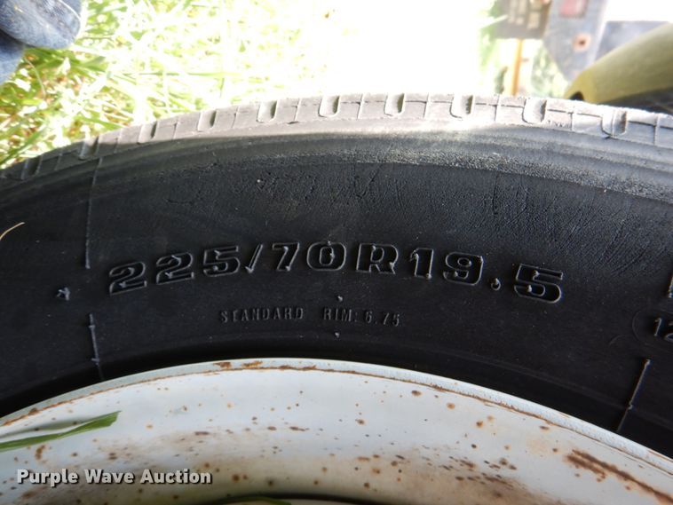 image for item IR9022 2006 Ford F550 Super Duty XL  flatbed truck