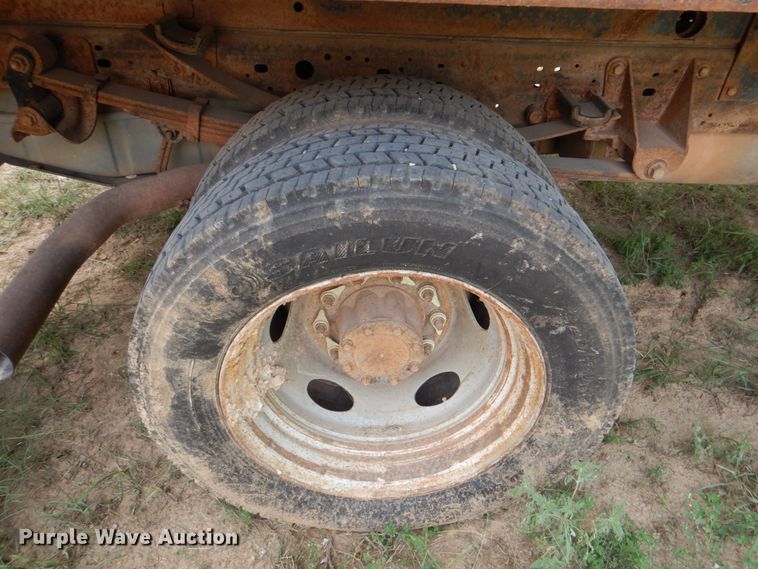 image for item IR9022 2006 Ford F550 Super Duty XL  flatbed truck