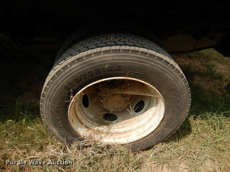 image for item IR9022 2006 Ford F550 Super Duty XL  flatbed truck