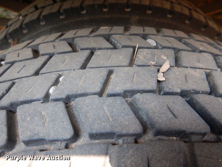 image for item IR9022 2006 Ford F550 Super Duty XL  flatbed truck