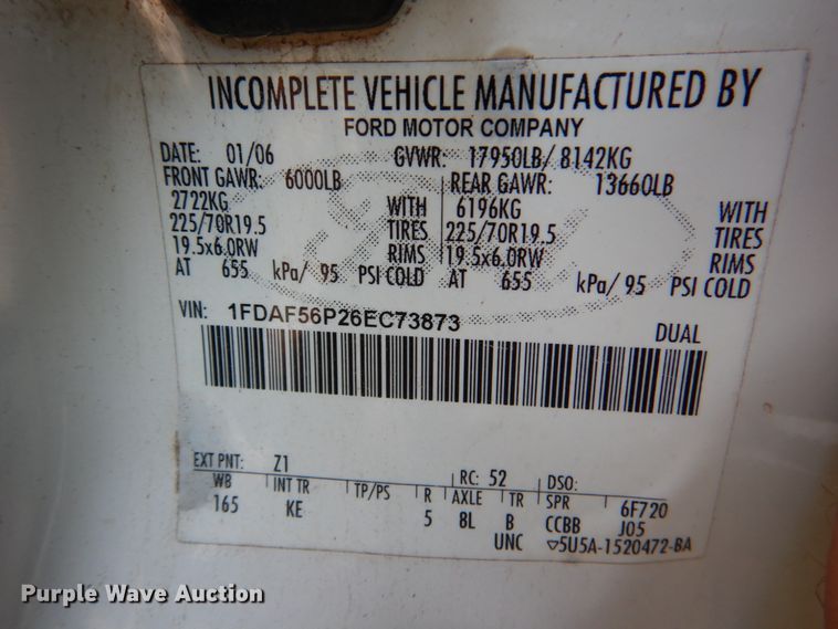 image for item IR9022 2006 Ford F550 Super Duty XL  flatbed truck