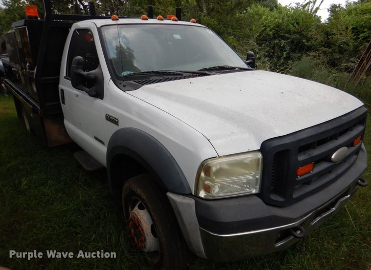 image for item IR9023 2006 Ford F550 Super Duty XL  flatbed truck