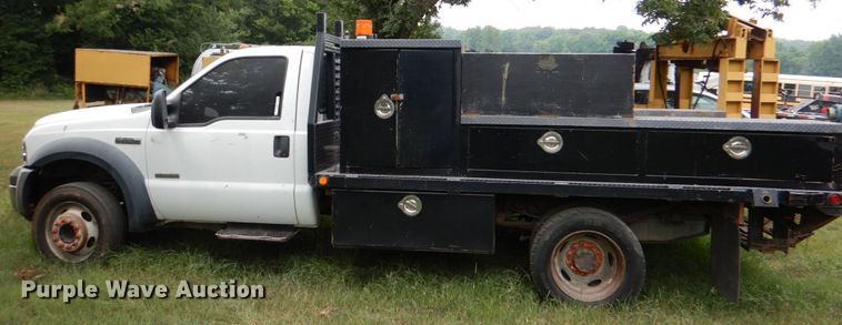 image for item IR9023 2006 Ford F550 Super Duty XL  flatbed truck