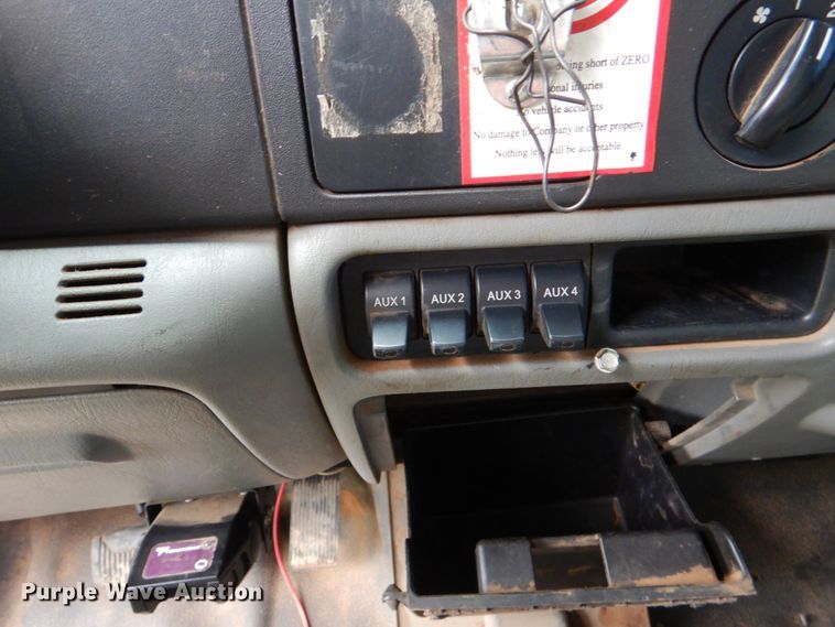 image for item IR9023 2006 Ford F550 Super Duty XL  flatbed truck