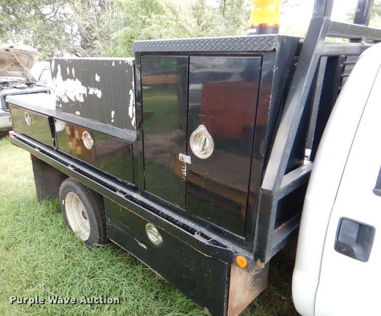 image for item IR9023 2006 Ford F550 Super Duty XL  flatbed truck