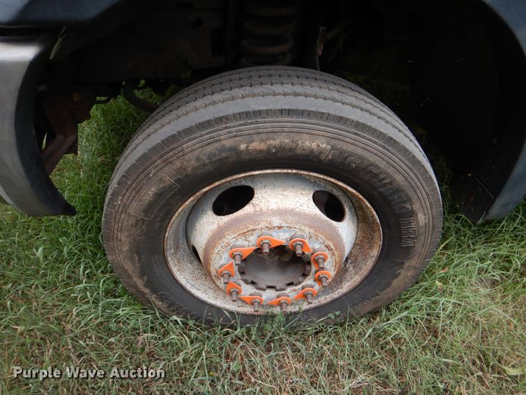 image for item IR9023 2006 Ford F550 Super Duty XL  flatbed truck