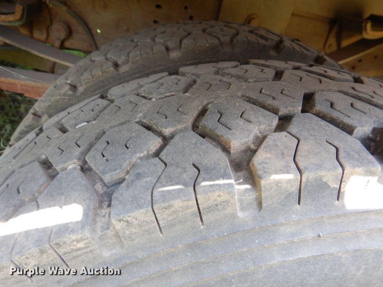 image for item IR9023 2006 Ford F550 Super Duty XL  flatbed truck