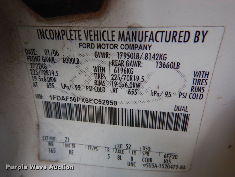 image for item IR9023 2006 Ford F550 Super Duty XL  flatbed truck