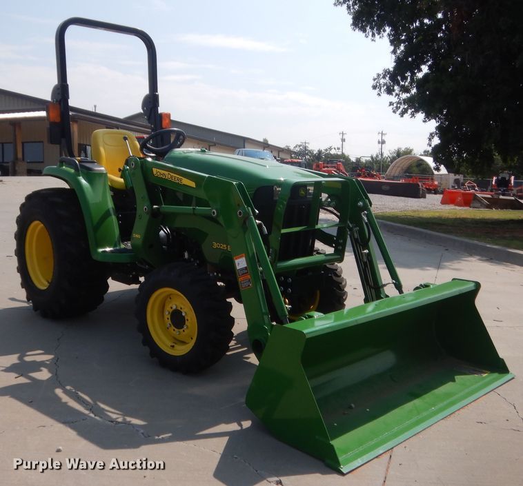 image for item IT9745 2017 John Deere 3025E  MFWD tractor