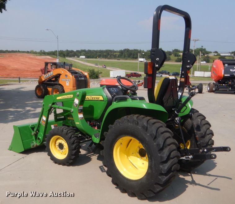 image for item IT9745 2017 John Deere 3025E  MFWD tractor