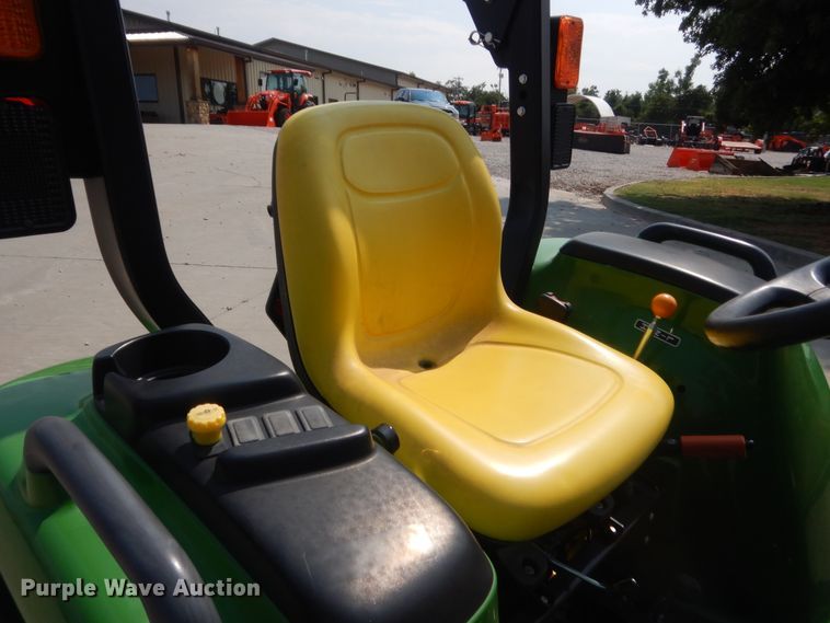 image for item IT9745 2017 John Deere 3025E  MFWD tractor