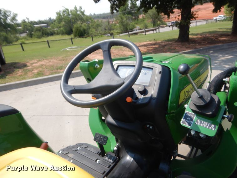 image for item IT9745 2017 John Deere 3025E  MFWD tractor