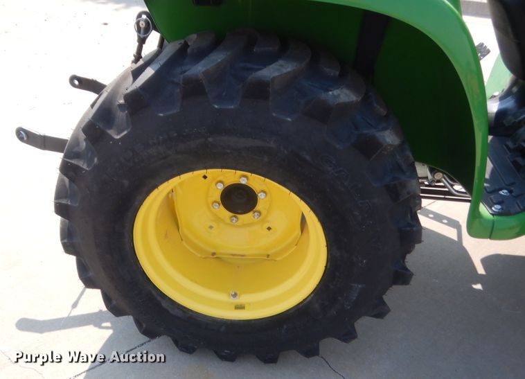 image for item IT9745 2017 John Deere 3025E  MFWD tractor