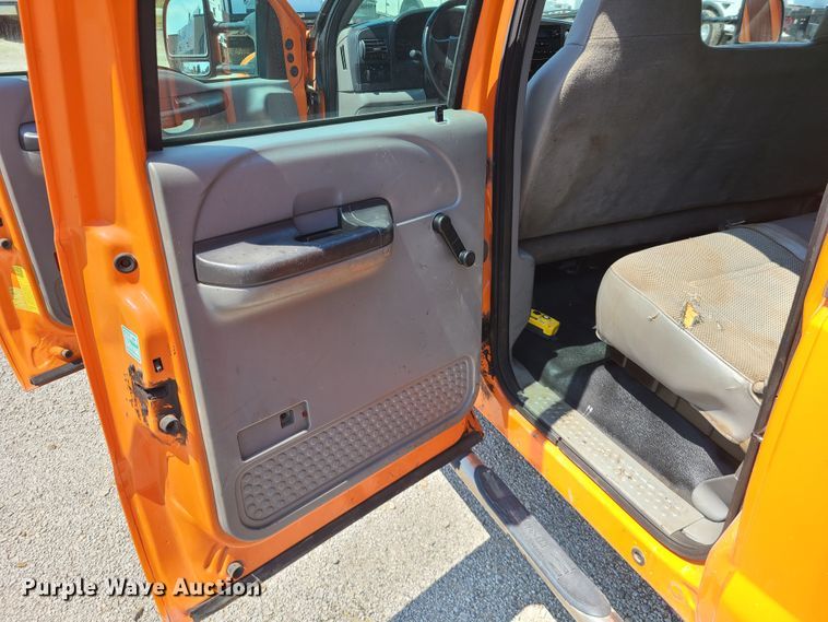 image for item IU9311 2006 Ford F450 Super Duty XL  Crew Cab dump truck