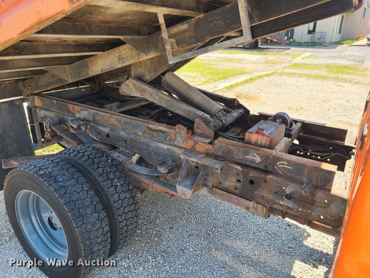image for item IU9311 2006 Ford F450 Super Duty XL  Crew Cab dump truck