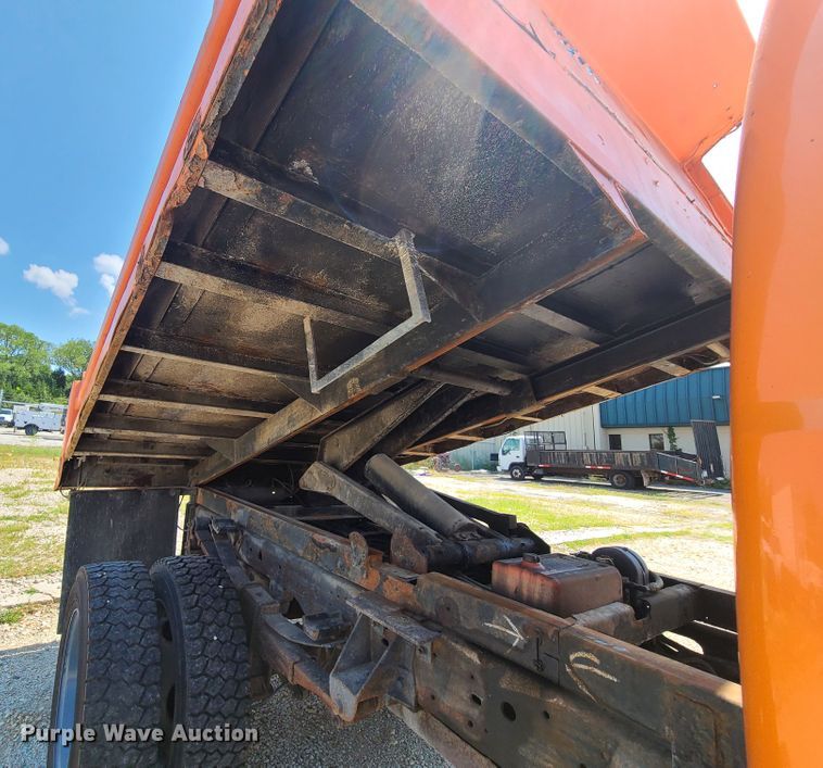 image for item IU9311 2006 Ford F450 Super Duty XL  Crew Cab dump truck