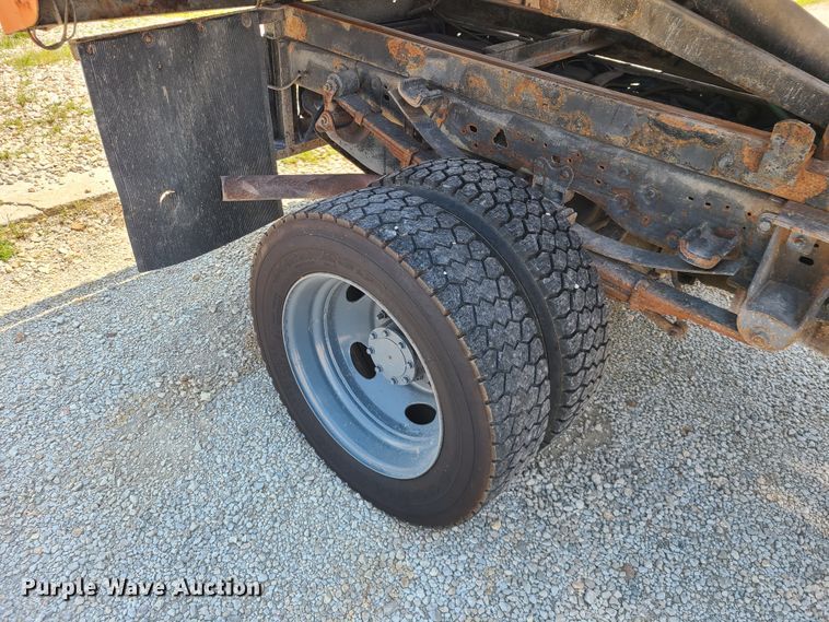 image for item IU9311 2006 Ford F450 Super Duty XL  Crew Cab dump truck