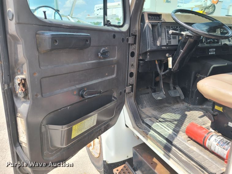 image for item IU9314 1994 International 4700  box truck